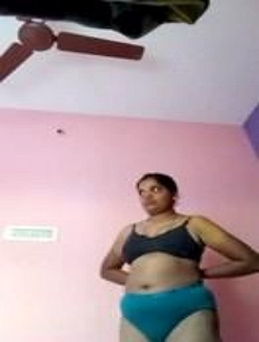 Mallu Bhabhi Wearing Saree Self Recorded