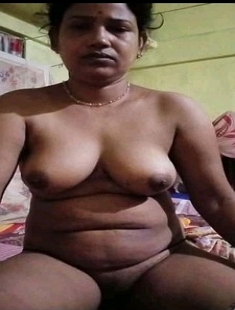 Desi Mature Bhabhi Showing Rubbing Pussy