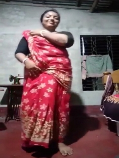 Unsatisfied Boudi Removing Saree And fingering