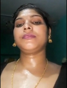 Sexy Desi Bhabhi Showing her Nude Body